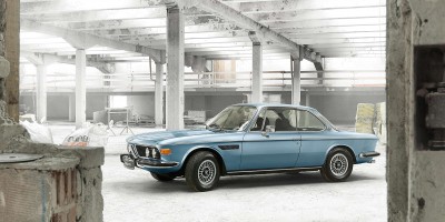 007a_Header-Blauer-BMW-3.0-CSL-im-Classic-Gebaeude.jpg